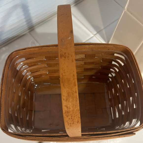 Longaberger spring basket with single handle, and plastic protector. - Picture 3 of 4